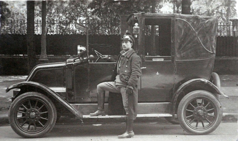 1-automobil-de-epoca-model-de-inceput-de-1900-soferul-cu-echipament-de-epoca-bucuresti-1900.jpg